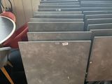 plusieurs chaises et une table dans une pièce où se trouvent une table et des chaises