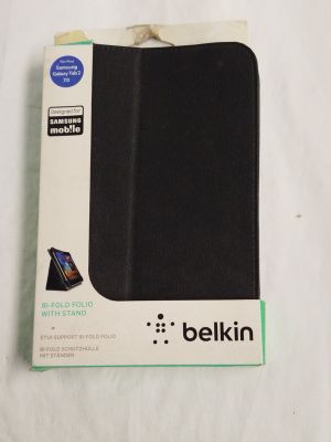 emballage d'une coque de téléphone portable noire posée sur une surface blanche