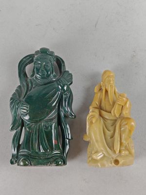 deux figurines en jade représentant une femme et une statue représentant un homme