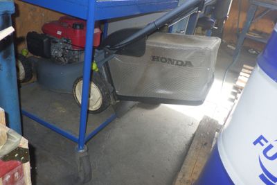 une photo d'une table bleue sur laquelle est posé un moteur Honda