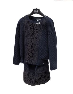 Ensemble pull et jupe bleu marine avec des détails en dentelle