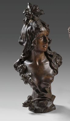 une paire de bustes en bronze d'une femme et d'un homme