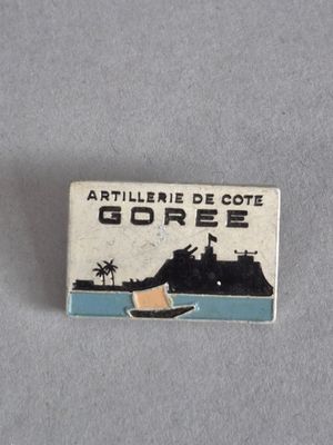 une image représentant une épingle sur laquelle figure l'illustration d'un bateau sur l'eau