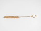 une chaîne en or à laquelle est suspendu un pendentif en forme de barre