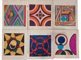 quatre dessins de couleurs différentes, de formes et de tailles variées