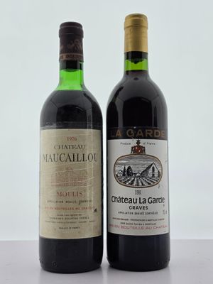 deux bouteilles de vin posées l'une à côté de l'autre sur une table