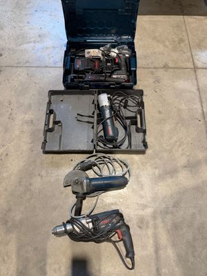 un ensemble d'outils posé à même le sol dans le garage