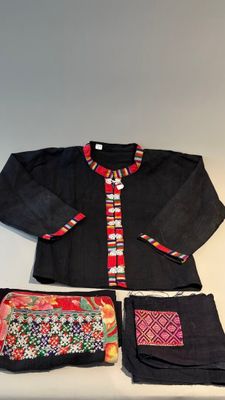 VESTE DE CEREMONIE en coton noir, bordure brodée polychrome,…