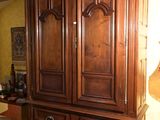 une grande armoire en bois dans le coin d'une pièce