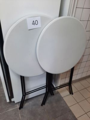deux tables placées l'une à côté de l'autre sur le sol