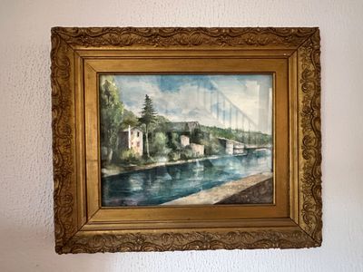 un tableau représentant un pont au-dessus d'une rivière, dans un cadre doré
