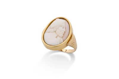 une bague en or avec une pierre blanche au centre