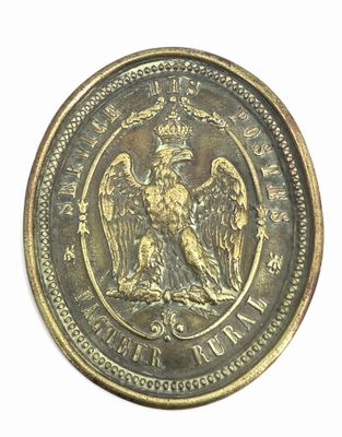 une vieille pièce sur laquelle figurent un aigle et une couronne