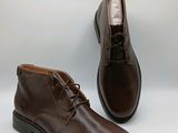 une paire de chaussures en cuir marron à lacets