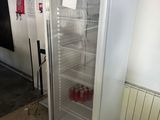 un réfrigérateur qui se trouve dans le coin d'une pièce