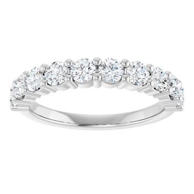une alliance en or blanc sertie de diamants ronds taille brillant