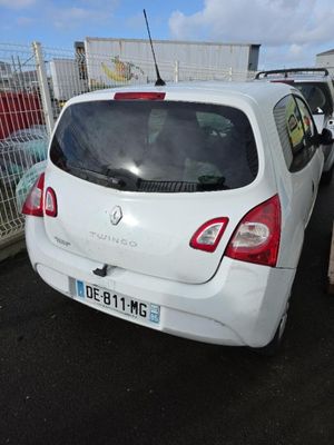 une voiture blanche garée dans un parking à côté d'autres voitures
