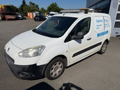 la camionnette blanche est garée sur le parking à l'extérieur du bâtiment