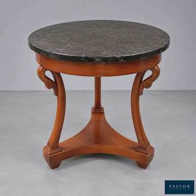 une table avec un plateau en marbre noir, des pieds en bois et un piètement en bois