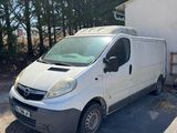 une camionnette blanche garée devant un bâtiment