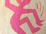 dessin rose représentant une personne sur un skateboard, sur un fond blanc