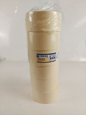 un rouleau de ruban adhésif posé sur une table blanche