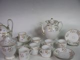 de nombreuses tasses et soucoupes posées sur une table