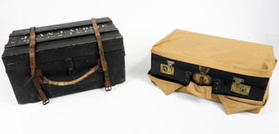 deux bagages posés l'un à côté de l'autre sur une surface blanche