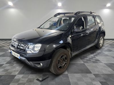 une photo d'une Dacia noire garée dans un garage