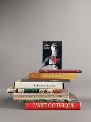 plusieurs livres sont empilés sur une table