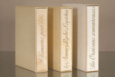 trois serre-livres sur lesquels figurent les noms de deux personnes