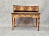 un vieux bureau en bois avec des tiroirs et des tiroirs sur le dessus