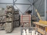 de nombreuses piles de bois dans un entrepôt où se trouvent de nombreuses palettes