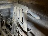 un tas de bois et de métal dans une pièce