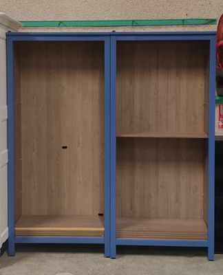 une armoire bleue et blanche dans un coin de la pièce