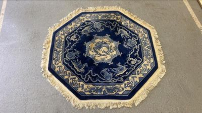 un gros plan sur un tapis posé au sol dans une pièce