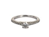 gros plan d'une bague en diamant sur fond blanc