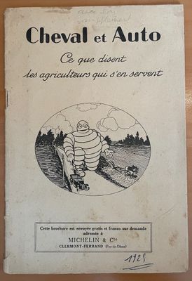 un vieux livre posé sur une table en bois à côté d'une tasse de café