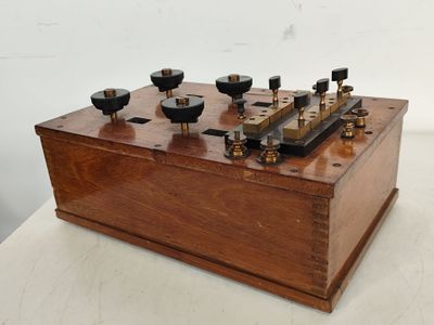 une boîte en bois surmontée d'une série de boutons