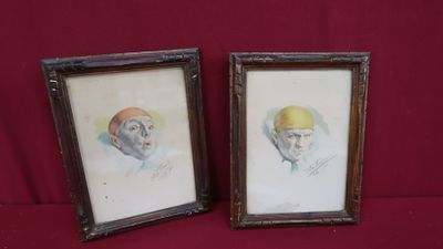 deux portraits encadrés représentant un homme et une femme sur fond rouge