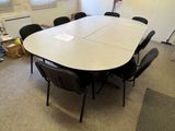 une grande table entourée de chaises dans une pièce