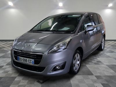 la petite voiture argentée est garée dans une grande pièce