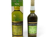 La bouteille de Chartreuse se trouve à côté de la boîte contenant la bouteille.