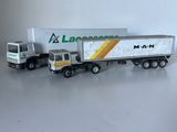 un camion miniature et un autre camion miniature posés sur une table