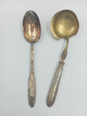 deux cuillères et une cuillère posées sur une surface blanche