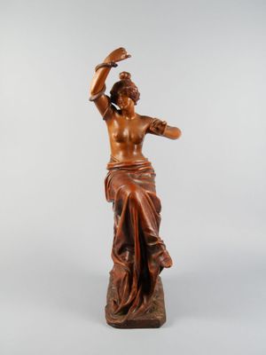 une image représentant une statue d'une femme tenant un oiseau dans la main
