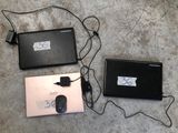 deux ordinateurs portables et une souris posés par terre