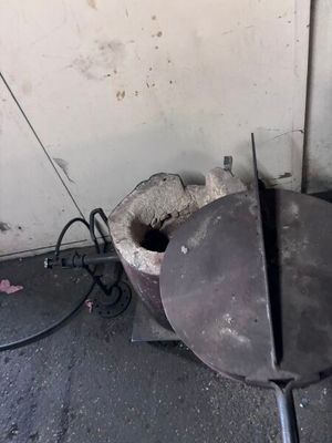 des toilettes cassées dans un coin d'une pièce