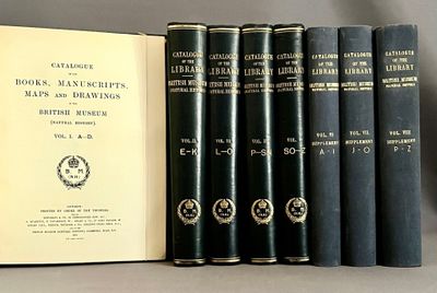 plusieurs livres sont alignés sur une étagère