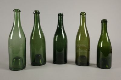 Quatre bouteilles de forme Bourgogne et une demi bouteille e…